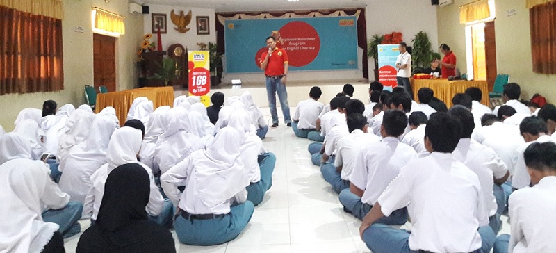 Karyawan Indosat Ooredoo Latih Literasi Digital