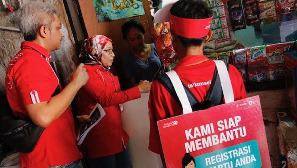 Telkomsel Blusukan Jemput Pelanggan Registrasi Kartu SIM