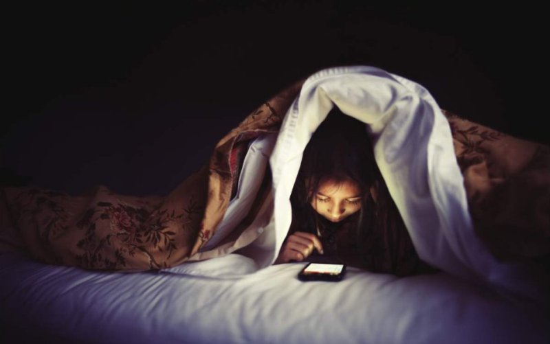 5 Kebiasaan Buruk Orang Yang Suka Menyendiri Dengan Internet