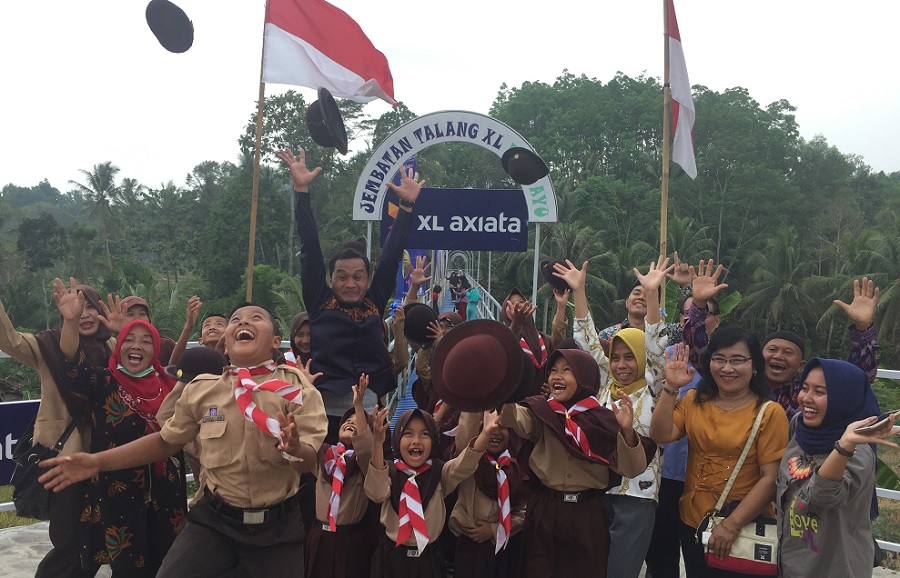 XL Axiata Bantu Dirikan Jembatan di Pringsewu Lampung