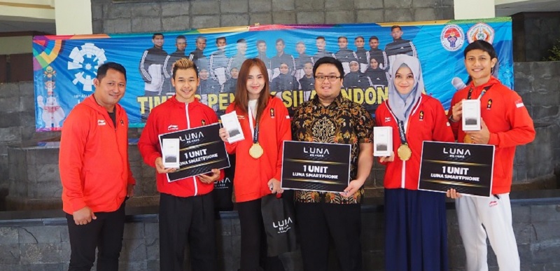 Atlet Pencak Silat Peraih Emas Dapat Smartphone Luna
