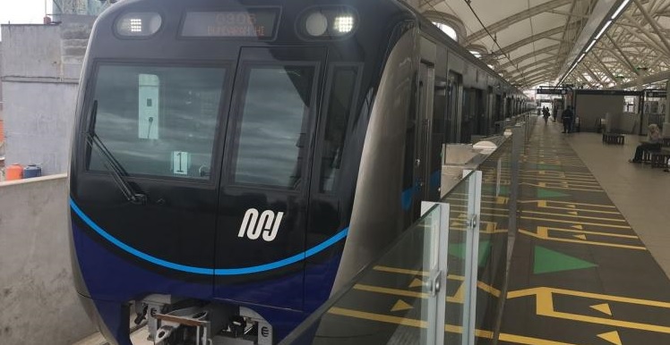 Bermedsos Ria di Terowongan MRT