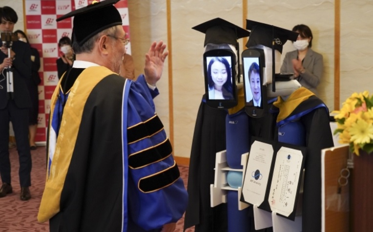 Seru! Wisuda Social Distancing via Video Conference dan Robot