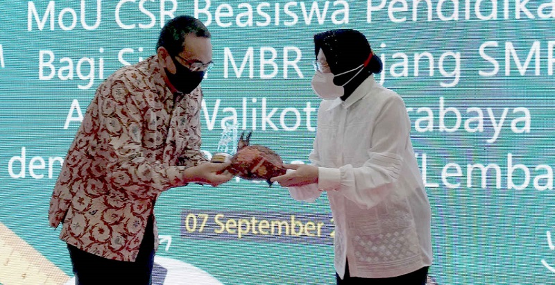 Indosat Ooredoo Beri Beasiswa kepada Pelajar di Surabaya