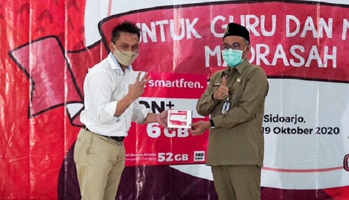 Smartfren Bagikan SIM Card Gratis ke Guru dan Siswa Madrasah Jawa Timur