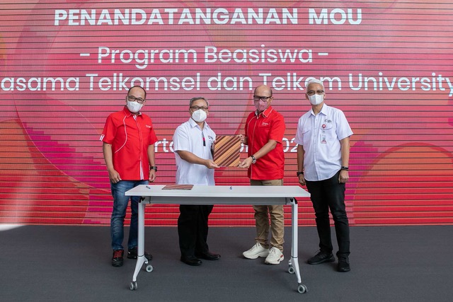 Telkomsel Beri Beasiswa Telkom University