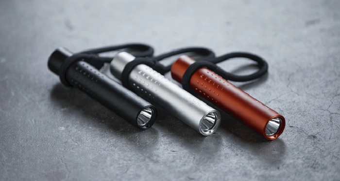 F100, Flashlight Plus Powerbank Tahan Air