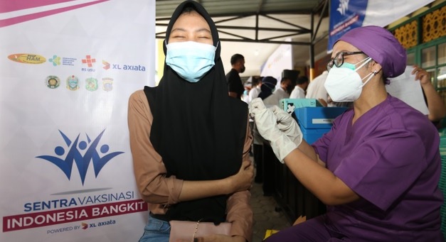 Axis Suntik Vaksin 12.000 Warga Medan